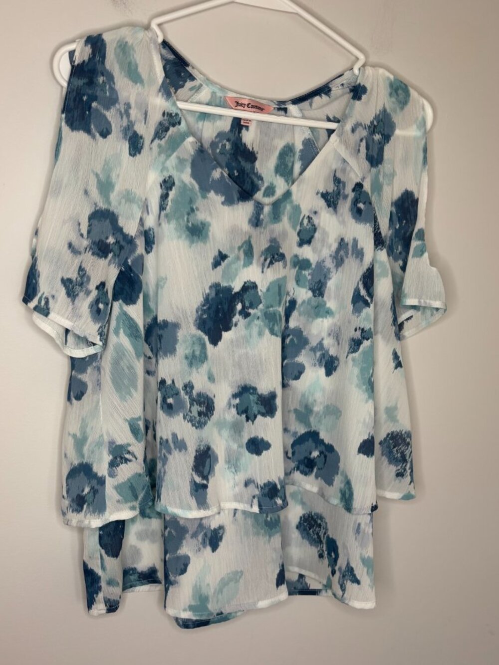 JUICY COUTURE VNeck Tiered Top Womens M Blue Abstract Short Slv Cold Shoulder